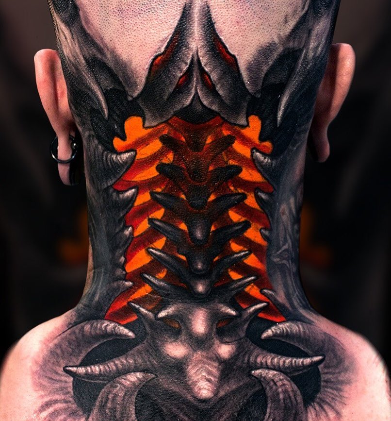 Tatuaż bioorganiczny szkielet kolorowy