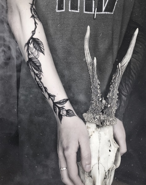 Emanuela Latoszek - Niedelikatność pracująca w Studio Tatuażu Black Mood. Tatuażysta z Kraków. Wykonująca projekty oraz tatuaże w stylu graficznym, magicznym i mrocznym. Tatuaż liścia i kwiaty.
