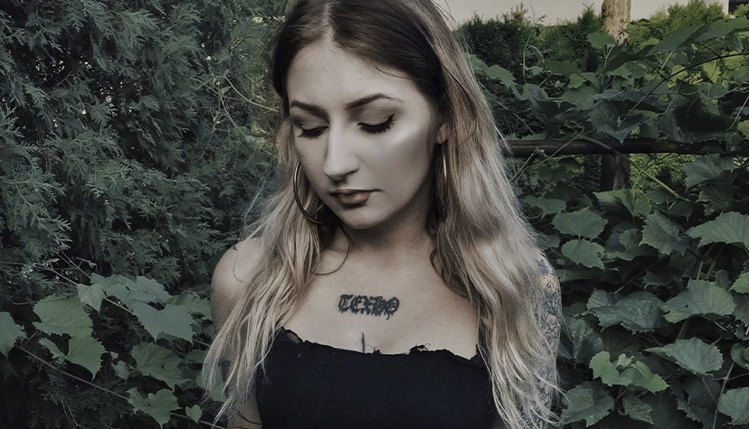 Emanuela Latoszek - Niedelikatność pracująca w Studio Tatuażu Black Mood. Tatuażysta z Kraków. Wykonująca projekty oraz tatuaże w stylu graficznym, magicznym i mrocznym.
