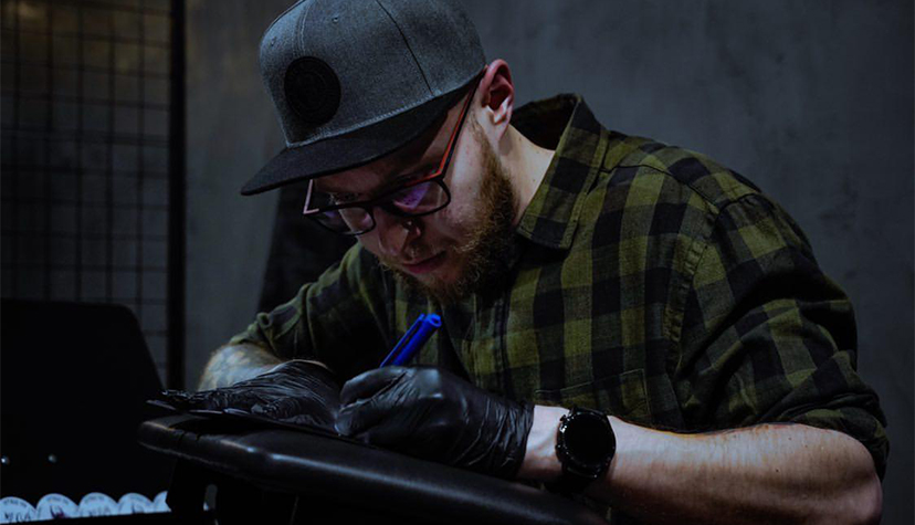 Tatuażysta z Toruń Dawid Falkowski Falek ze studio tatuażu Intruz INK.