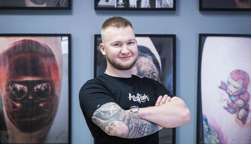 Tatuażysta z Sosnowiec Sebastian Serek Sersky Tattoo ze studio tatuażu Aerograffitink.