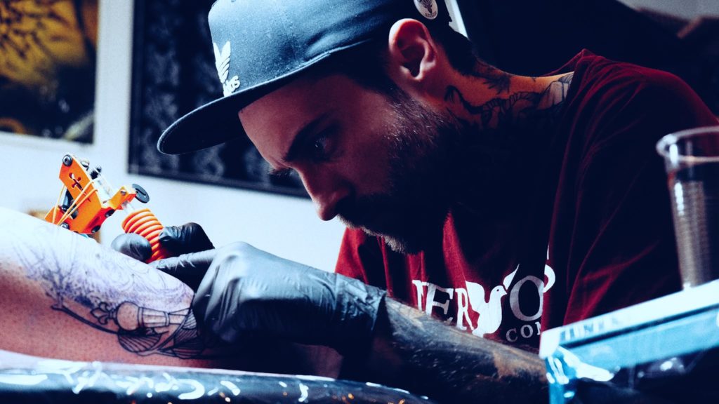 Tatuażysta Przemysław Marcisz Szoszek z miasta Katowice ze studio tatuażu Chyba Ty Tattoo