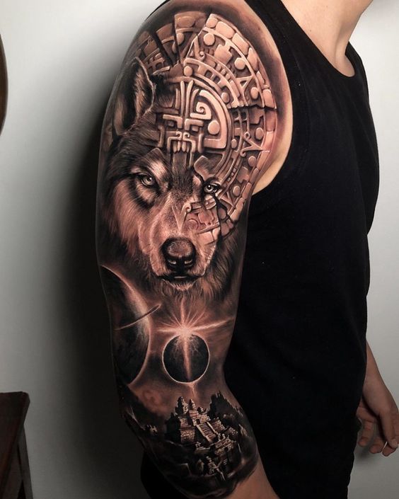 tatuaż realistyczny wilka z planetą mitologia na ramieniu