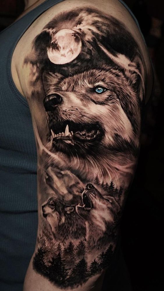 tatuaż realistyczny wyjących wilków na księżyc z lasem ramieniu