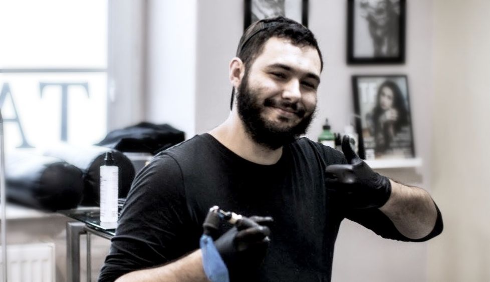 Tatuażysta Michał Piwowarczyk Młody Jan z miasta Sopot ze studio tatuażu Saveetat Tattoo