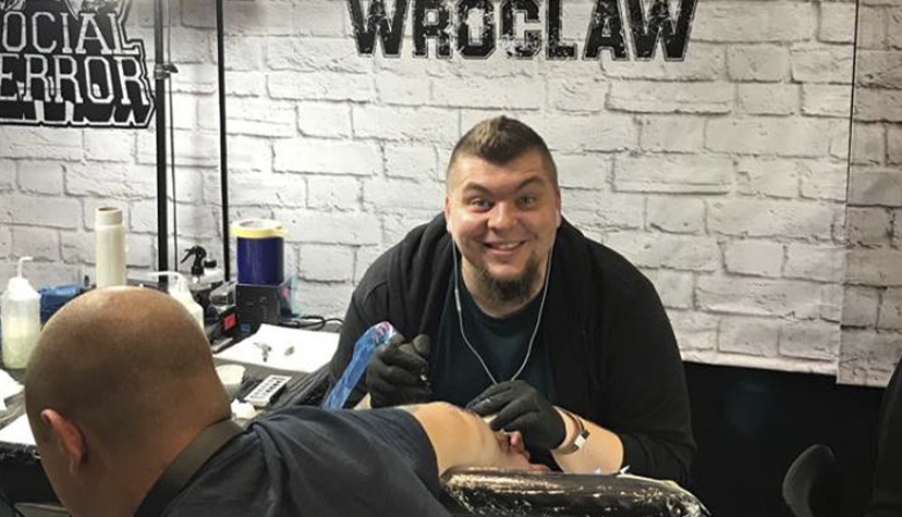Tatuażysta Ruslan Novak z miasta Wrocław ze studio tatuażu Black Moth Tattoo & Piercing