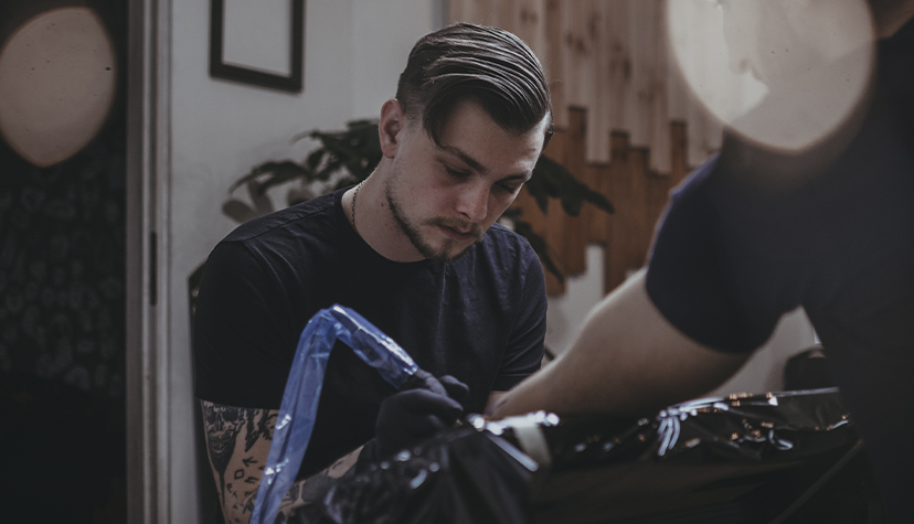 Tatuażysta Tomasz Jasek Krzywy Kontur z miasta Kraków ze studio tatuażu Black Mood Tattoo