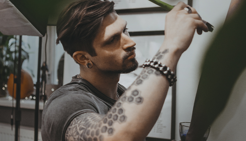 Tatuażysta Witold Wróblewski Kwin Tattoo z miasta Kraków ze studio tatuażu Black Mood