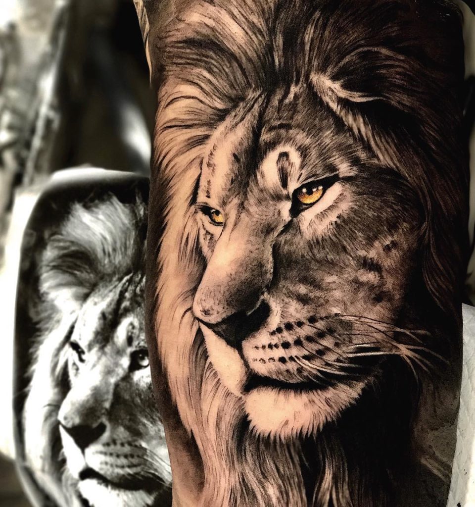 Graficzny Tatuaż głowa lwa na ręce z żółtymi oczami