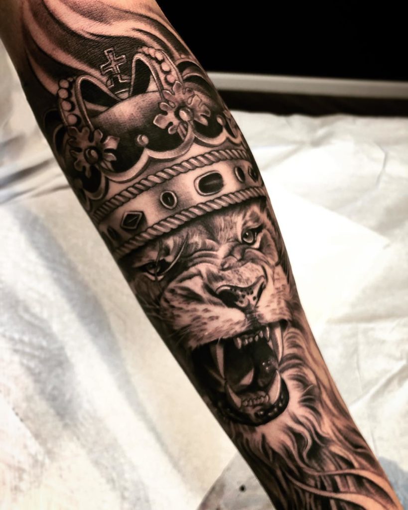 Tatuaż Lew z koroną na przedramieniu