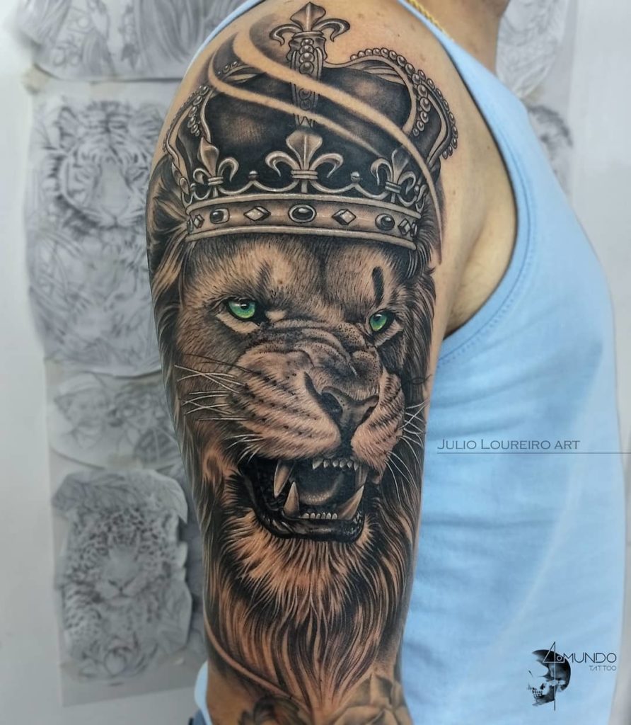 Tatuaż Lew z koroną na ramieniu oraz barku