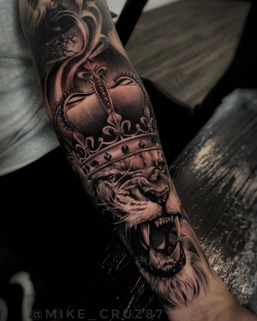 Tatuaż Lew z koroną na wewnętrznej stronie przedramieniu