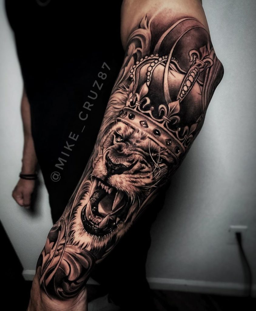 Tatuaż Lew z koroną na zewnętrznej stronie przedramieniu