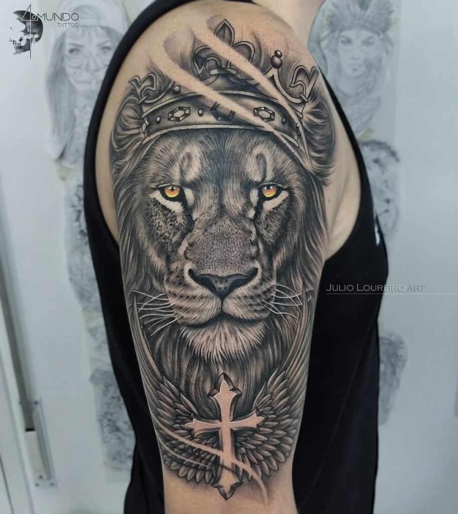 Tatuaż Lew ze skrzydłami na ramię z koroną z krzyżem znaczenie dla mężczyzn i kobiet