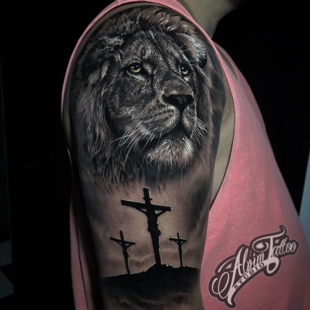Tatuaż głowa lwa krzyż z Jezusem na ramieniu znaczenie dla mężczyzn i kobiet