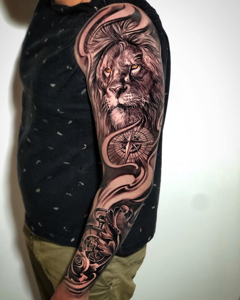 Tatuaż głowa lwa na ramieniu, rękaw z zegarkiem i dymem znaczenie dla mężczyzn i kobiet