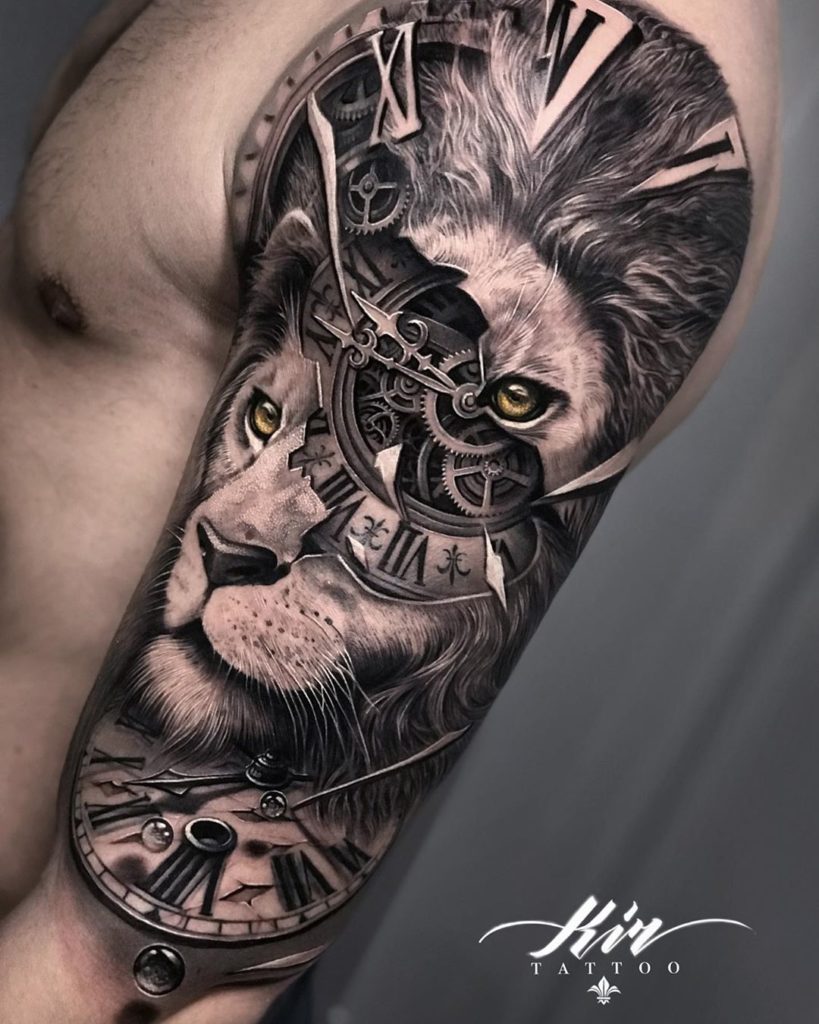 Tatuaż głowa lwa podzielona zegarkiem na ramieniu znaczenie dla mężczyzn i kobiet