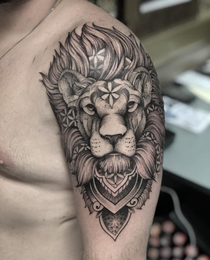 Tatuaż głowa lwa w graficznym stylu z dotworkiem na barku Znaczenie dla mężczyzn i kobiet