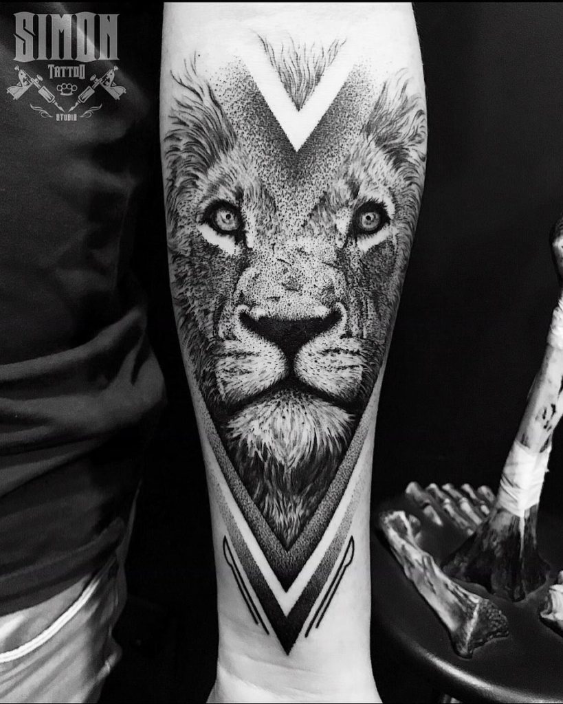 Tatuaż głowa lwa z geometry znaczenie dla mężczyzn i kobiet