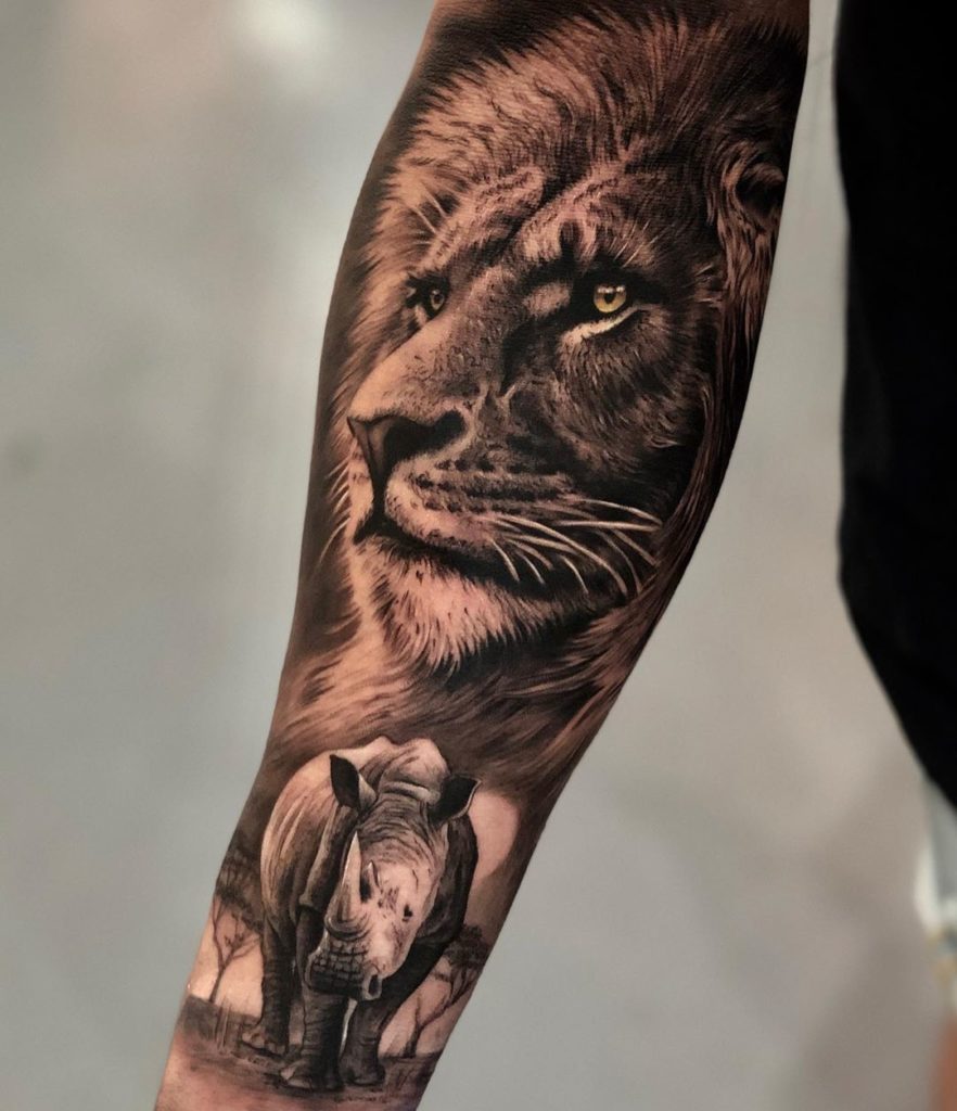 Tatuaż głowa lwa z nosorożcem na przedramieniu znaczenie dla mężczyzn i kobiet