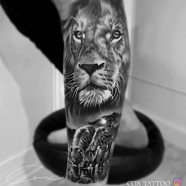 Tatuaż głowa lwa z szakalami znaczenie dla mężczyzn i kobiet