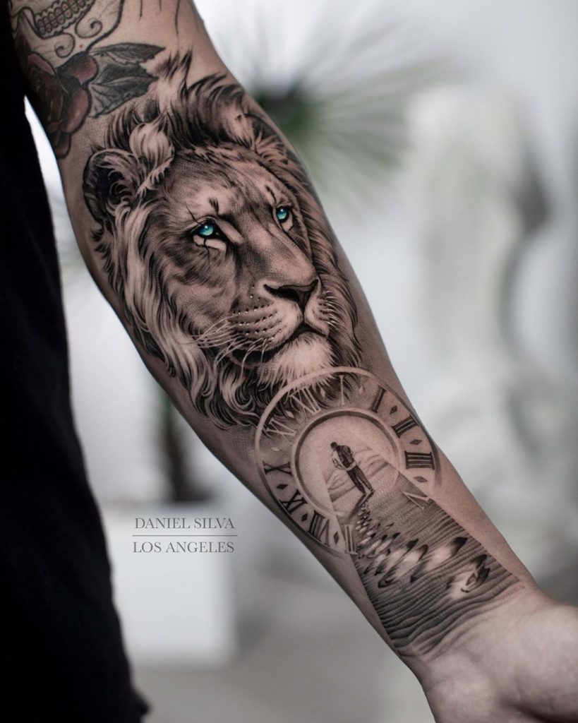Tatuaż głowa lwa z zegarkiem i podróżnikiem znaczenie dla mężczyzn i kobiet