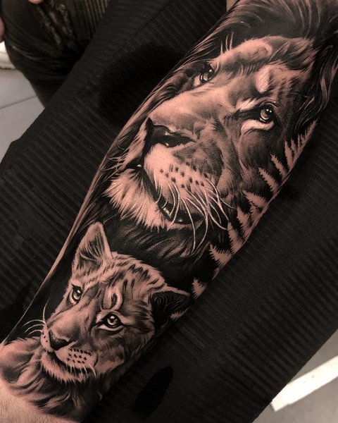 Tatuaż lew i lwica na przedramieniu na zewnętrznej stronie znaczenie dla mężczyzn i kobiet