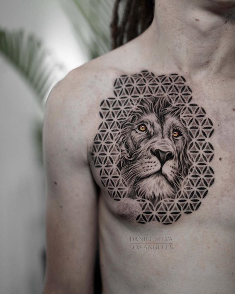 Tatuaż lwa w realistycznym stylu z dodatkiem dotworku mandala na klatce piersiowej na Znaczenie dla mężczyzn i kobiet
