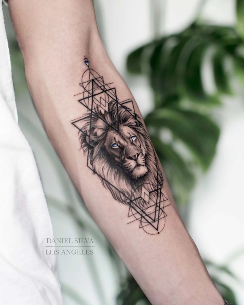 Tatuaż lwa z geometrycznymi wzorami na przedramieniu znaczenie dla mężczyzn i kobiet