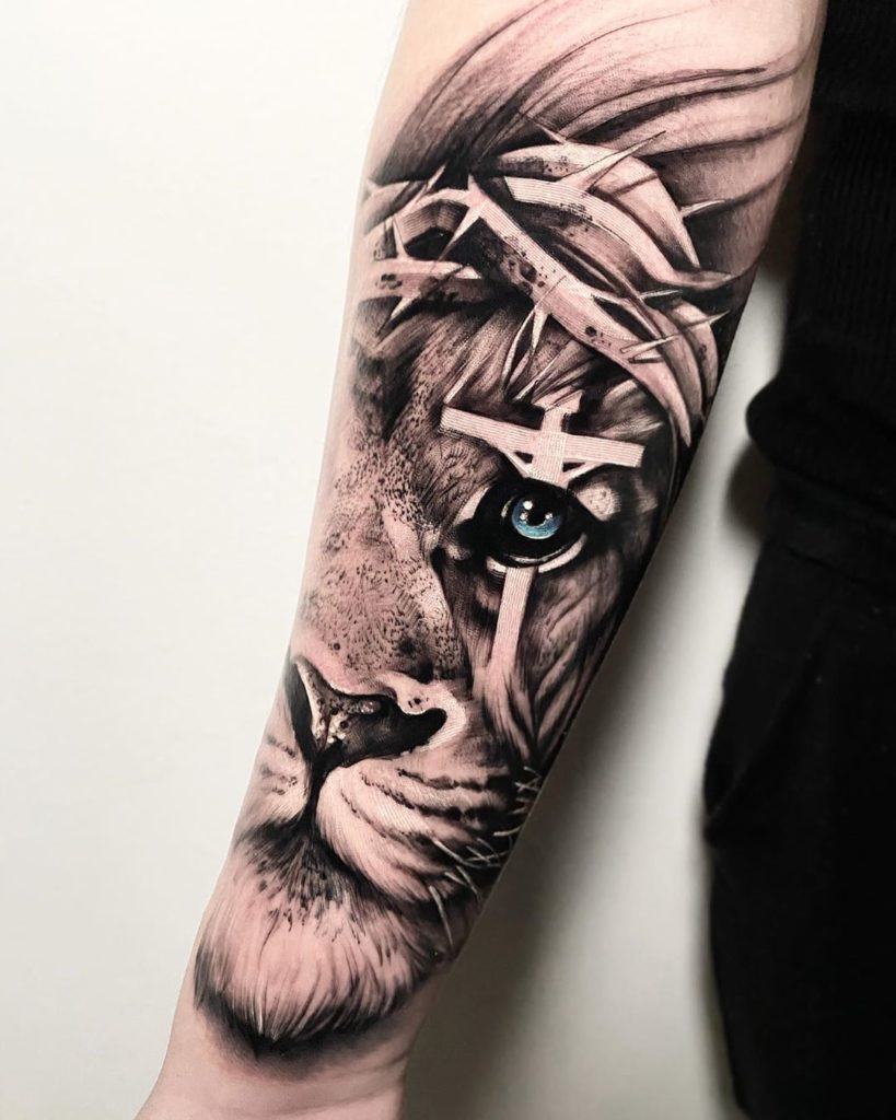 Tatuaż lwa z niebieskim okiem i krzyżem na oku znaczenie dla mężczyzn i kobiet