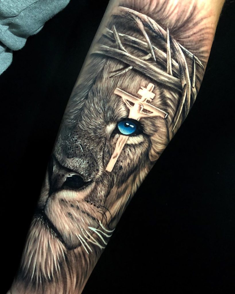 Tatuaż lwa z niebieskim okiem z krzyżem na oku na przedramieniu znaczenie dla mężczyzn i kobiet
