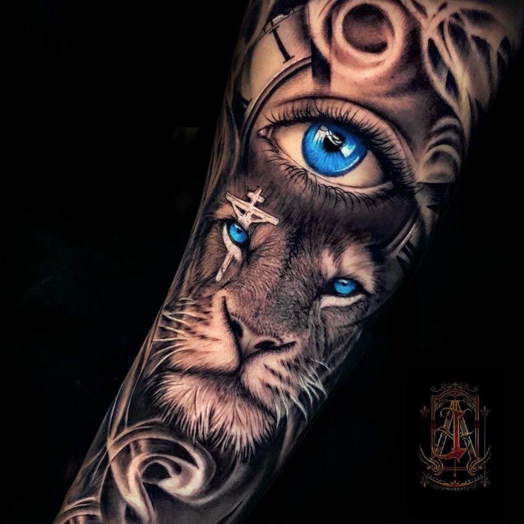 Tatuaż lwa z niebieskimi oczami i okiem na zgięciu znaczenie dla mężczyzn i kobiet