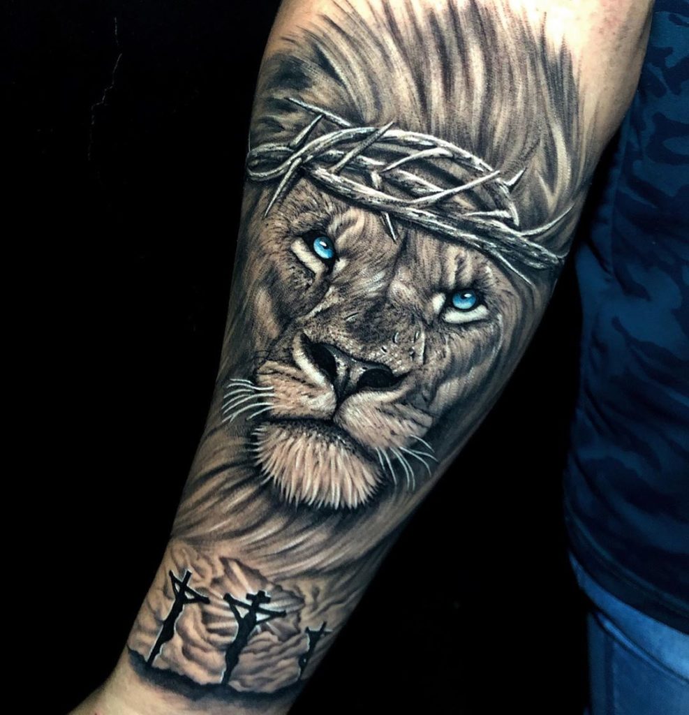 Tatuaż lwa z niebieskimi oczami, z krzyżem Jezus znaczenie dla mężczyzn i kobiet