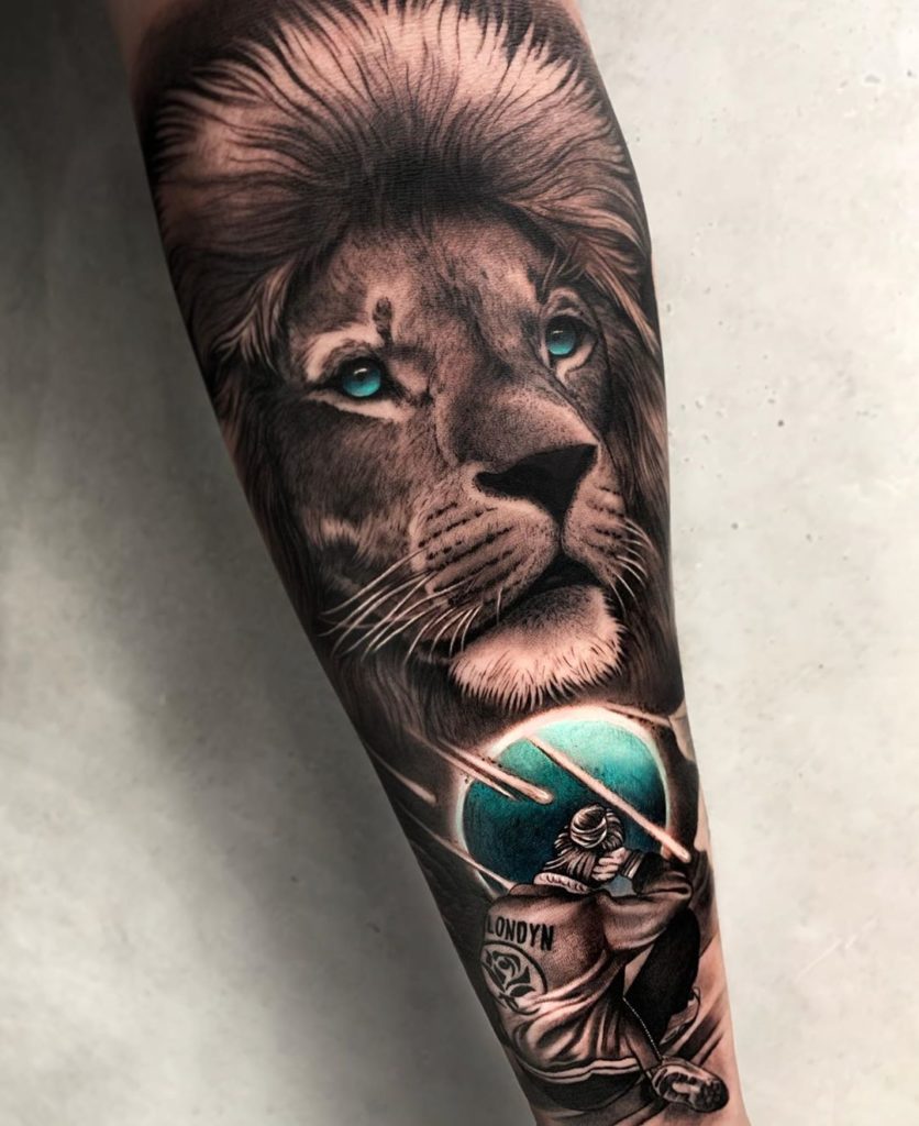 Tatuaż lwa z niebieskimi oczami znaczenie dla mężczyzn i kobiet