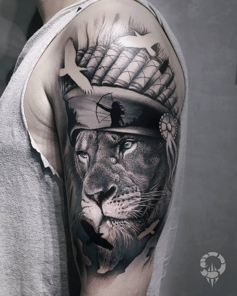 Tatuaż lwa z piórami luk na ramieniu znaczenie dla mężczyzn i kobiet