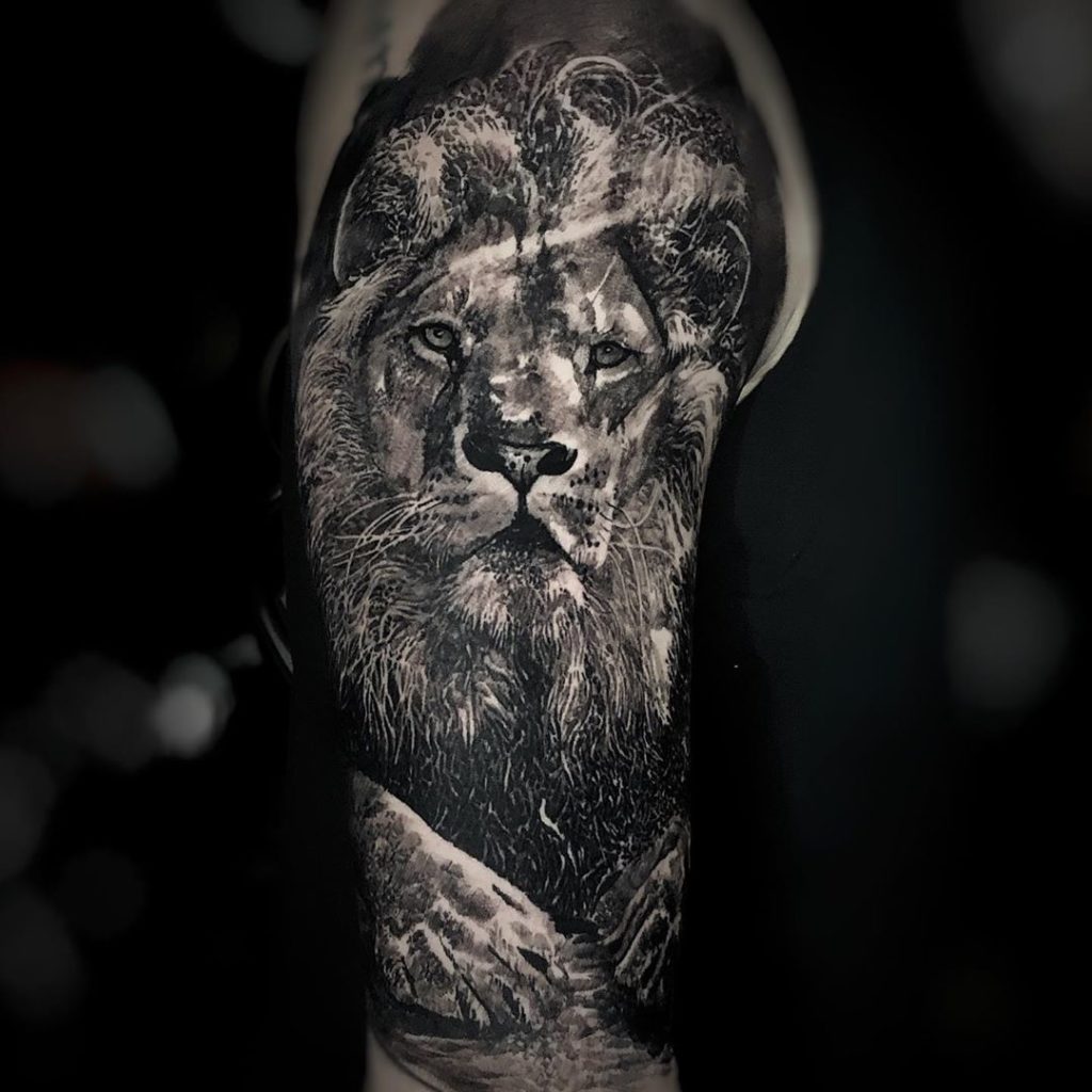 Tatuaż lwa z wodą na ramieniu znaczenie dla mężczyzn i kobiet