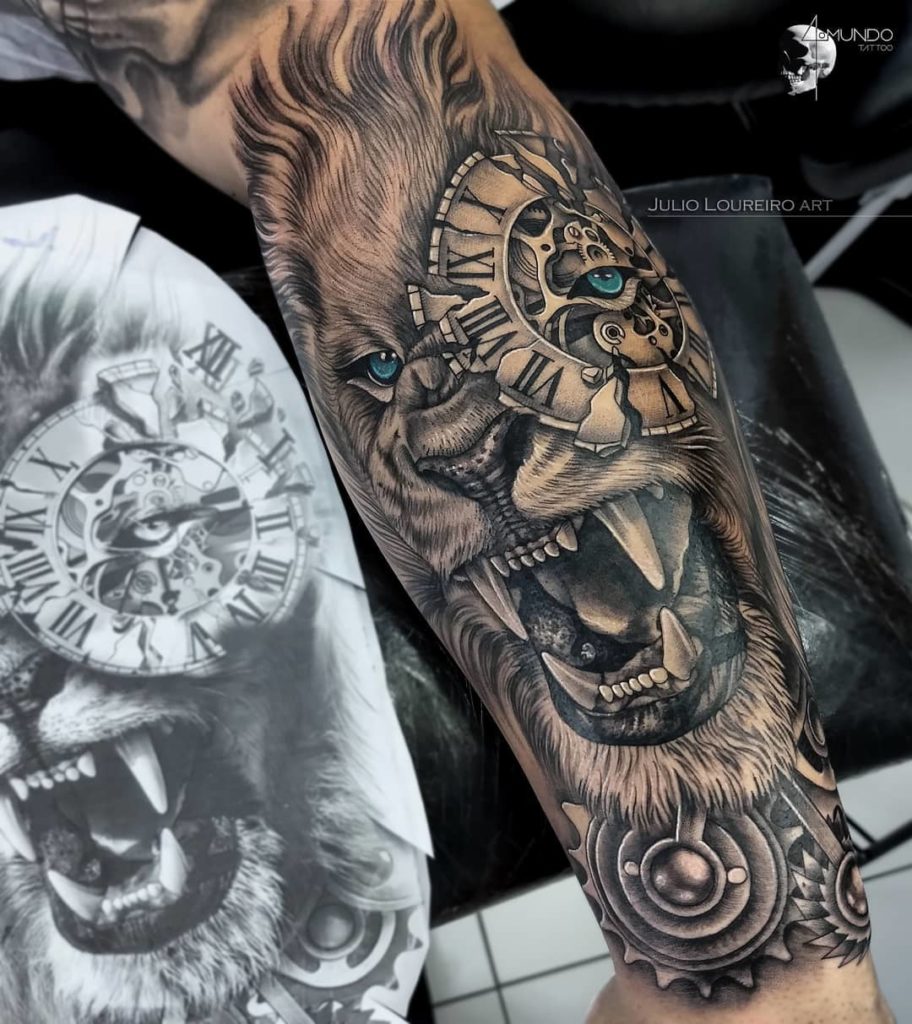 Tatuaż lwa z zegarkiem na oku na przedramieniu znaczenie dla mężczyzn i kobiet