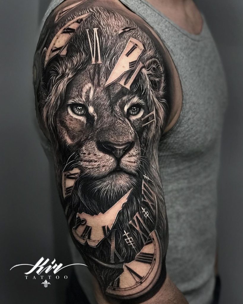 Tatuaż lwa z zegarkiem na ramieniu znaczenie dla mężczyzn i kobiet