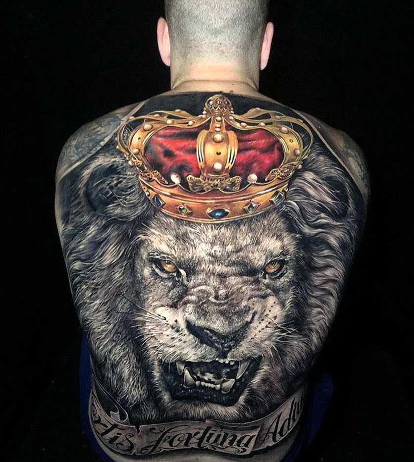 Tatuaż warczący lew z czerwoną koroną na plecach znaczenie dla mężczyzn i kobiet