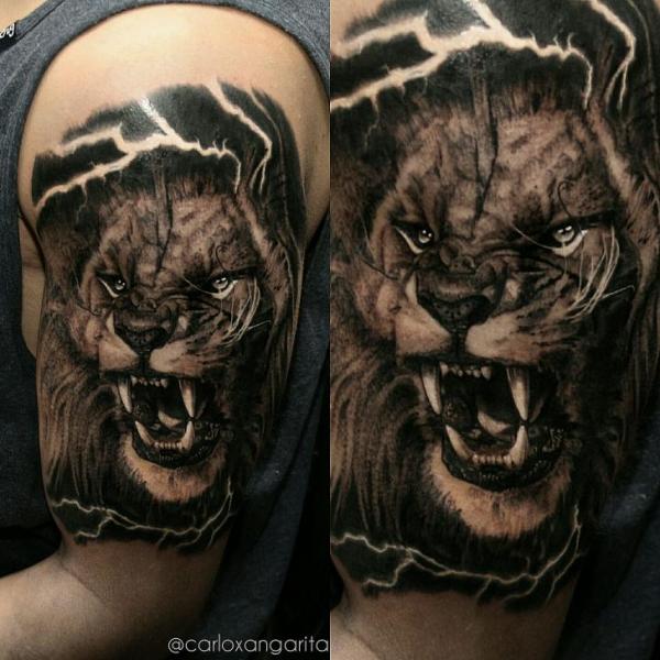 Tatuaż warczący lew z na ramie znaczenie dla mężczyzn i kobiet