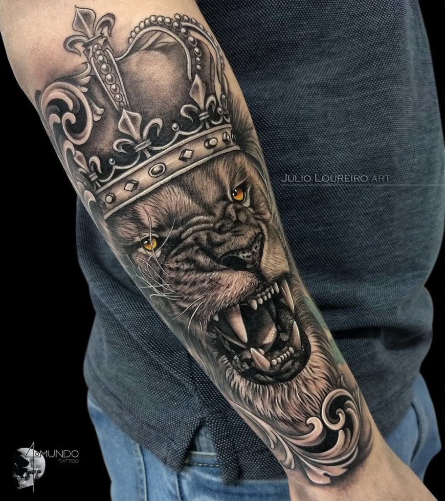 Tatuaż zły Lew z koroną na zewnętrznej stronie przedramienia