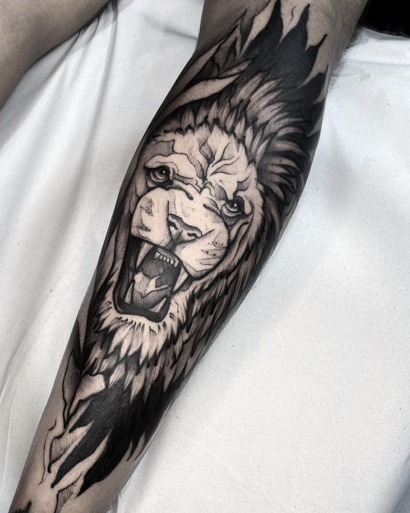 Tatuaż zły lew w stylu graficznym na łydce znaczenie dla mężczyzn i kobiet