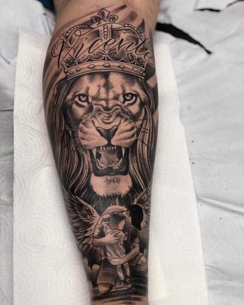 Tatuaż zły lew z koroną i ojcem z dzieckiem znaczenie dla mężczyzn i kobiet