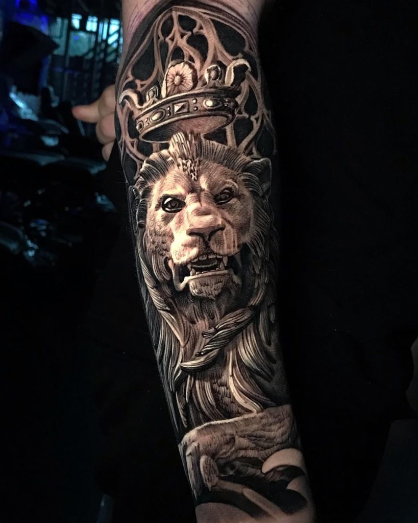 Tatuaż zły lew z koroną na przedramieniu Znaczenie dla mężczyzn i kobiet