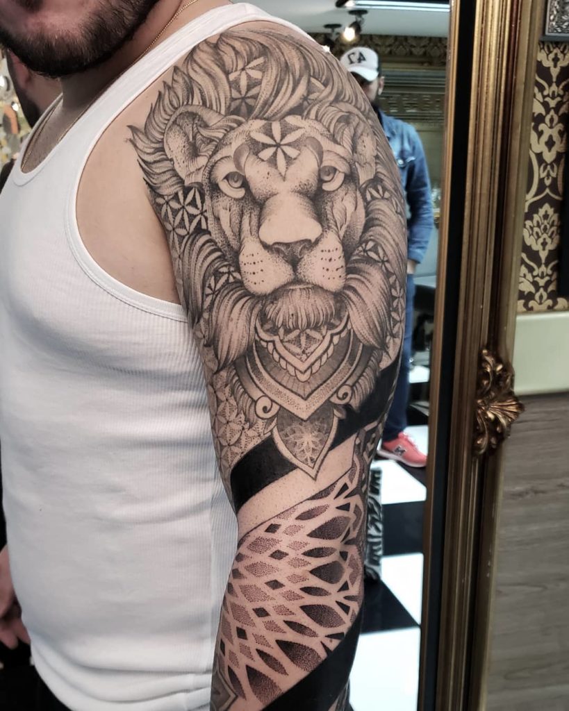 Tatuaż głowa lwa z geometria z dotworkiem Znaczenie dla mężczyzn i kobiet