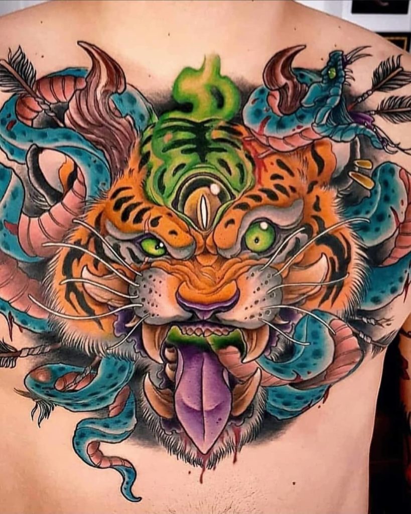Tatuaż tygrys z wężem na klatce piersiowej z zielonymi oczami męski, kobiecy