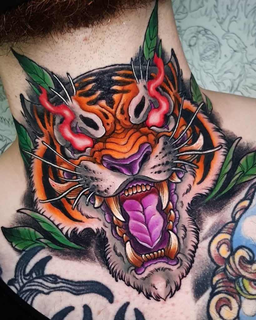 Tatuaż tygrys na klatce piersiowej i szyje z kolorowymi oczami męski, kobiecy