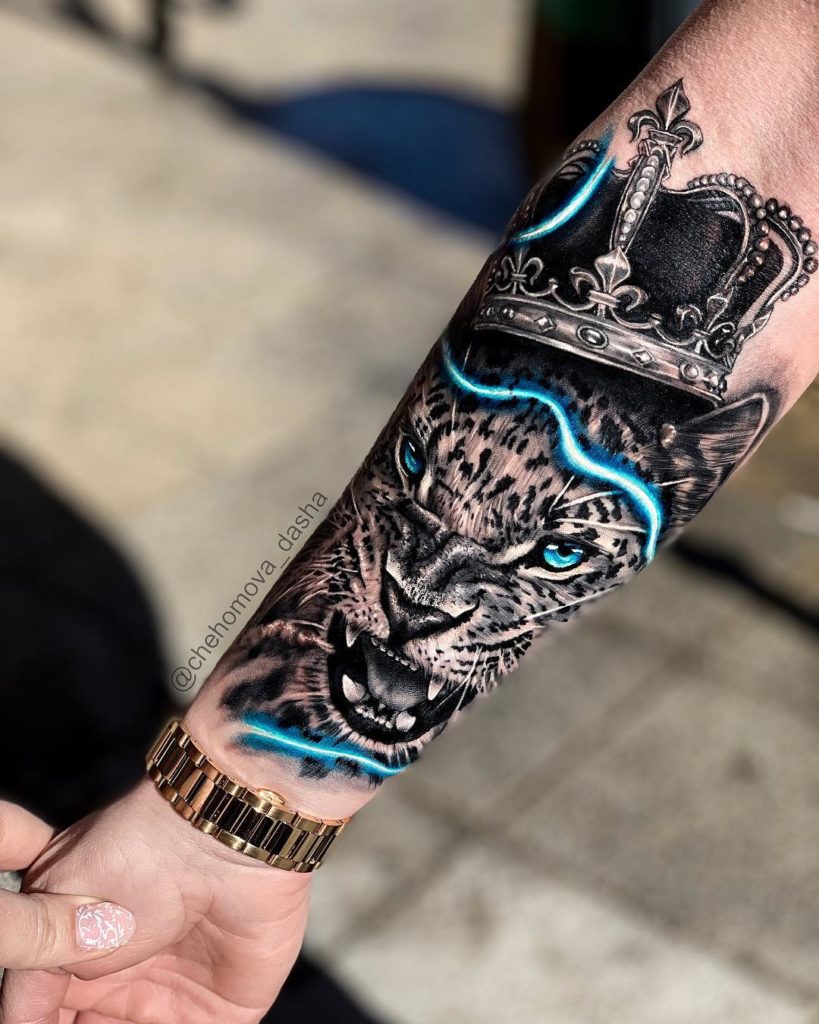 Tatuaż biały tygrys z koroną z niebieskimi oczami na przedramieniu dla mężczyzn i kobiet