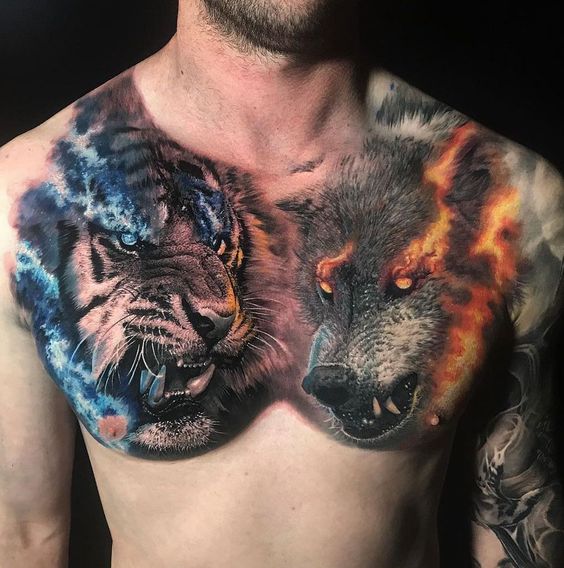 Tatuaż głowa tygrysa z niebieskimi oczami i wilkiem z pomarańczowymi oczami w realistycznym stylu na klatce piersiowej dla mężczyzn i kobiet