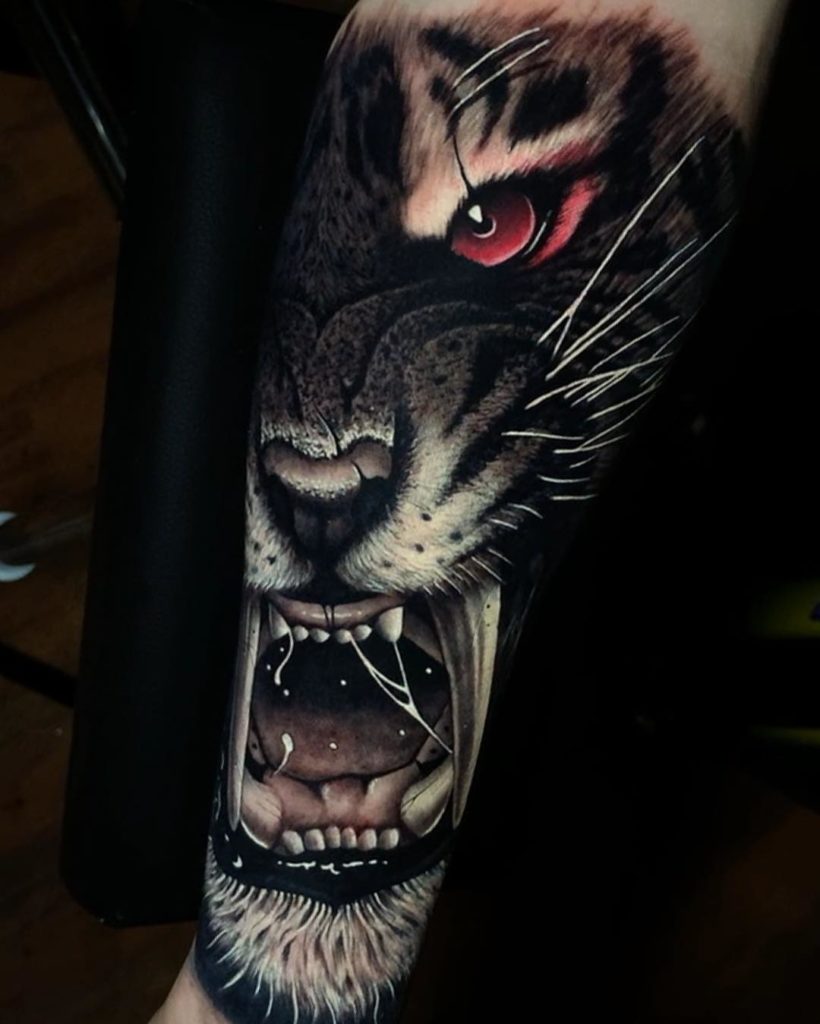 Tatuaż głowa złego tygrysa z czerwonym okiem na przedramieniu dla mężczyzn i kobiet